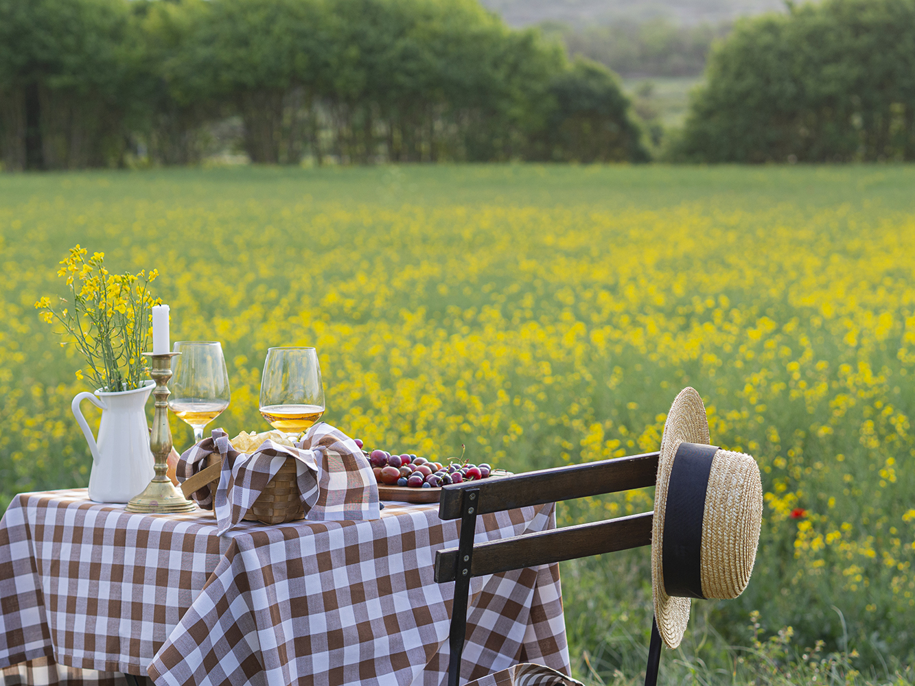 Una mesa campestre entre campos de colza para celebrar el amor_21